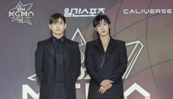 동방신기 "팬분들의 힘으로 20주년… 책임감 갖고 활동할 것" 