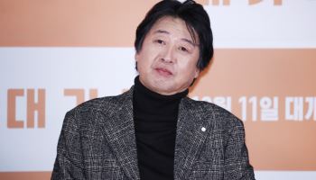 '대가족' 김윤석 "김성령과 뽀뽀신, 난 눈만 감고 알아서 해달라 해"