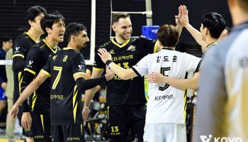 '나경복 300서브득점' KB손해보험, 한국전력 꺾고 선두 도약