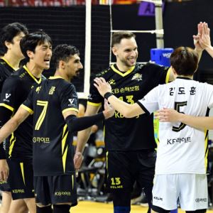 '나경복 300서브득점' KB손해보험, 한국전력 꺾고 선두 도약