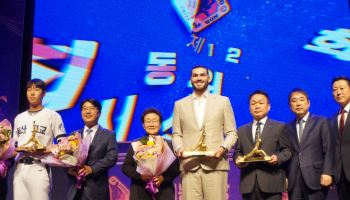 'BNK 최동원상' 폰세 "위대한 투수 최동원 선수 기억하겠다"