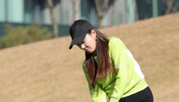 티샷 하는 이소연