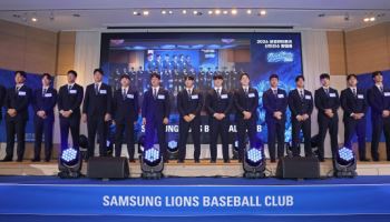 삼성, 2026 신인선수 입단식...갤럭스 Z폴드7 및 유니폼 액자 선물