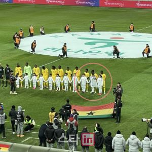 에스코트 키즈에 점퍼 덮어준 가나·이재성 충돌 막은 볼리비아 GK