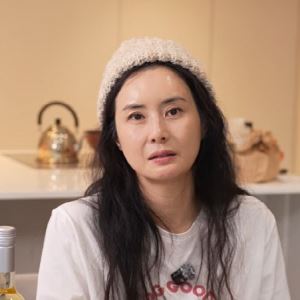 "싱글 아니다"…배우 최정윤, 5살 연하 사업가와 재혼 발표