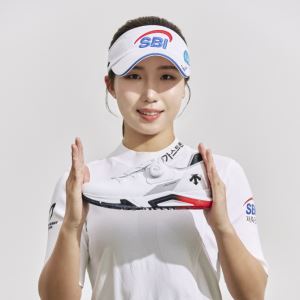 "발 단단하게 잡아줘…강한 스윙도 안정적"