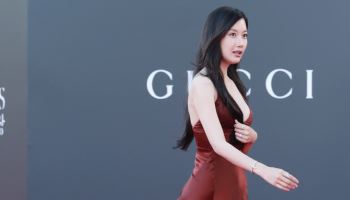 문가영, 파격 드레스 입고 성큼성큼