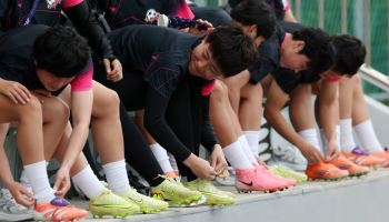 나이키 축구화 신은 북한 내고향여자축구단 선수들