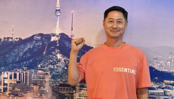 "개막일에 휴교·유연근무…축구열기, 상상초월"